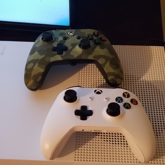 Xbox One S - Picture 3 of 3